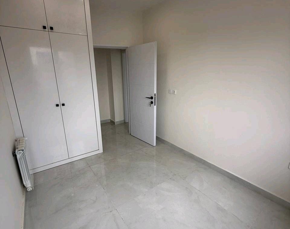 فروش واحد سه خوابه بر اول خیابان پاسداران